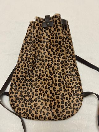 Mochila de cuero con estampado de leopardo