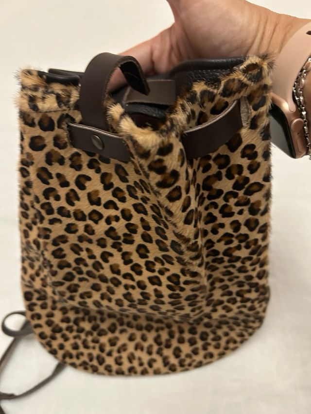 Mochila de cuero con estampado de leopardo