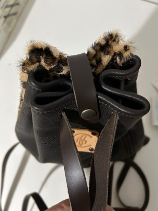 Mochila de cuero con estampado de leopardo