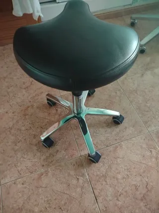 Silla giratoria polipiel negra y plateada