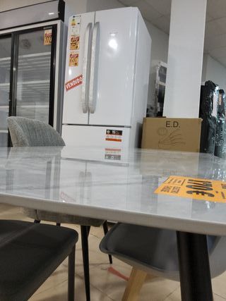 Mesa de comedor Sander mármol y metal