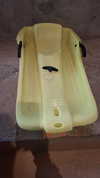 Trineo de nieve amarillo