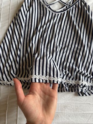 Top de rayas blanco y azul