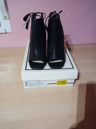 Botín tacón cordones flecos