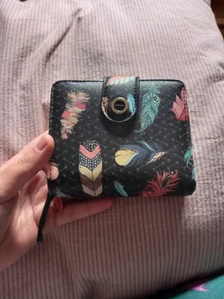 Monedero Parfois estampado plumas