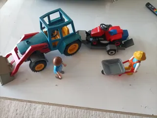 Tractor con cortacésped y remolque