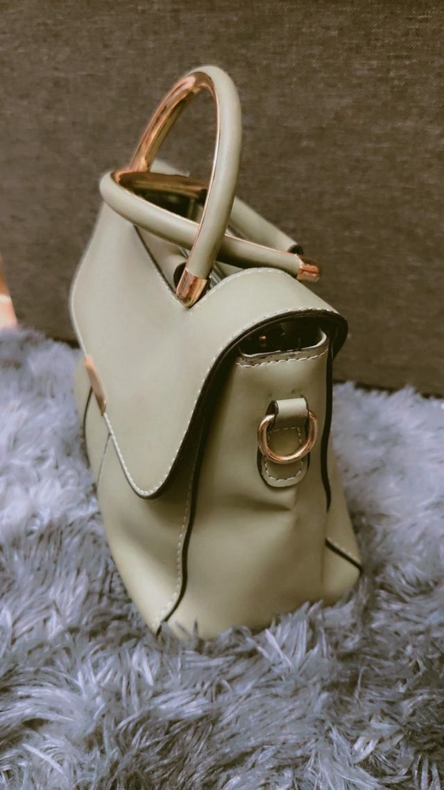 Bolso verde con detalles dorados