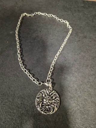 Collar con colgante de sol plateado