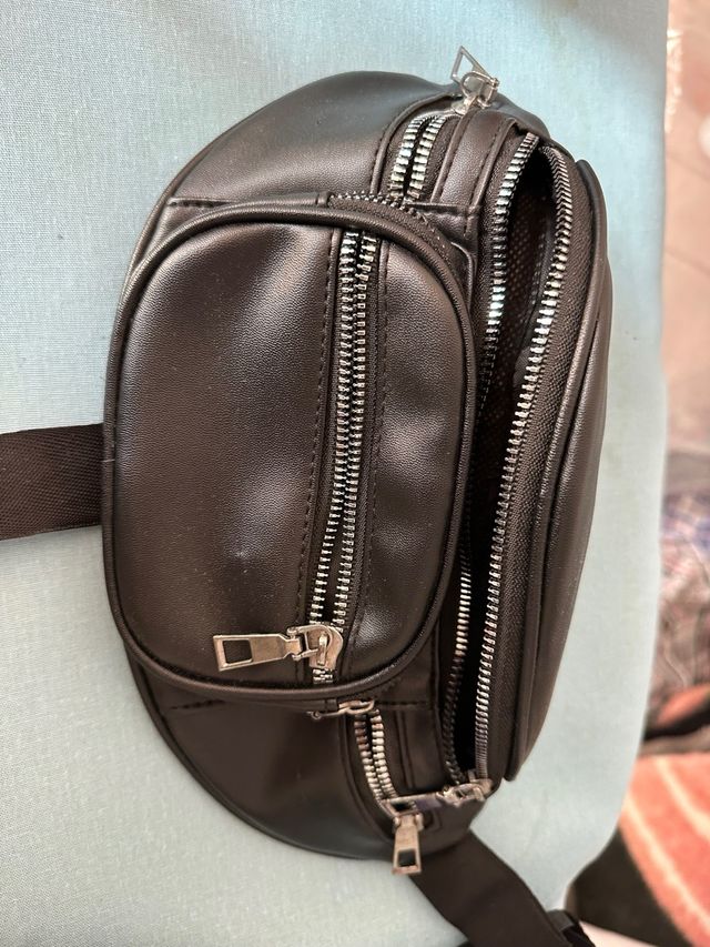 Riñonera Negra con Cremalleras