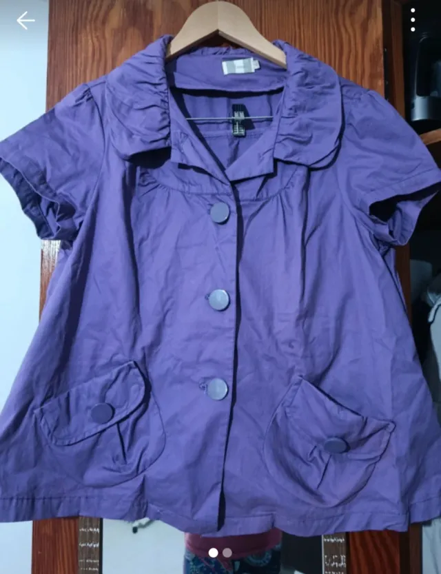 Chaqueta morada corta