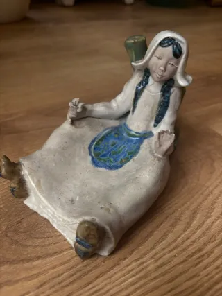 Figura cerámica vintage niña con delantal