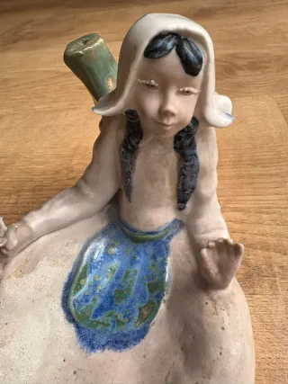 Figura cerámica vintage niña con delantal