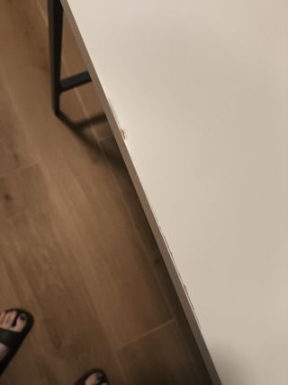 Mesa blanca con caballetes negros