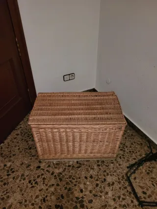 Arcón de mimbre beige y marrón