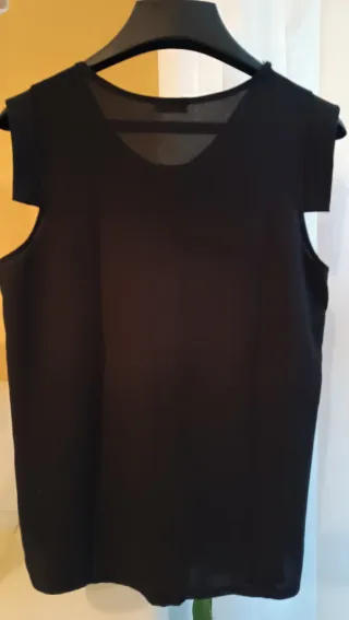 Blusa negra fluida.
Cuello redondo.