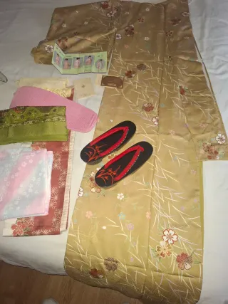 Vestido kimono geisha dorado con sandalias