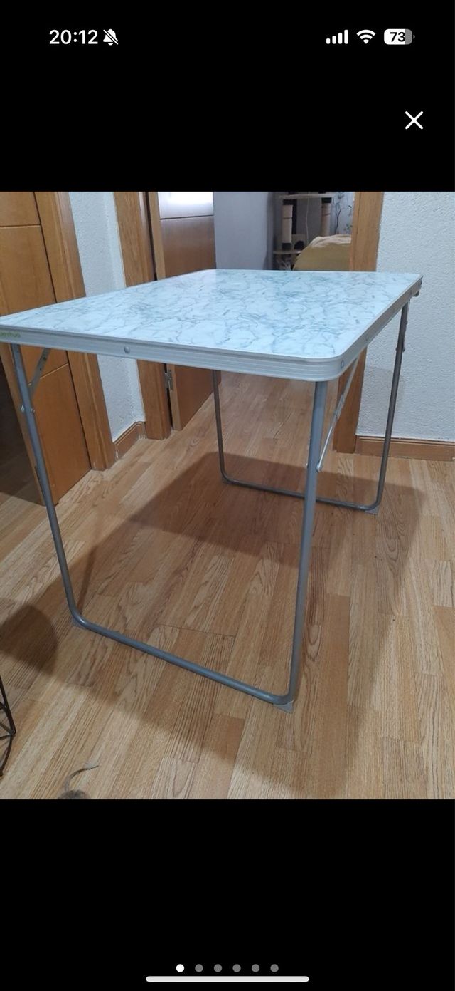 Tavolo pieghevole grigio e bianco