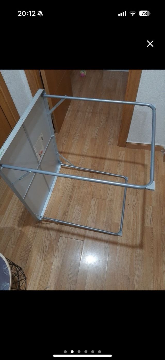 Tavolo pieghevole grigio e bianco