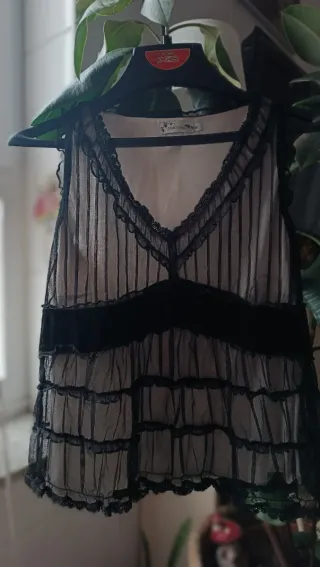 Blusa de pico con volantes