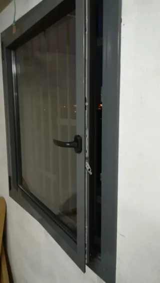 Ventana de aluminio gris con rotura termica
