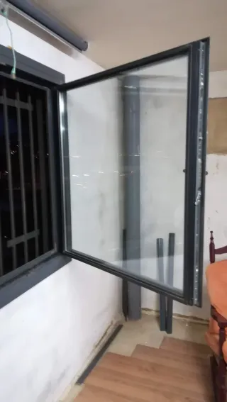 Ventana de aluminio gris con rotura termica