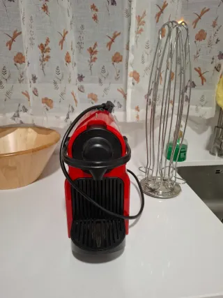Cafetera Nespresso Roja y soporte para cápsulas