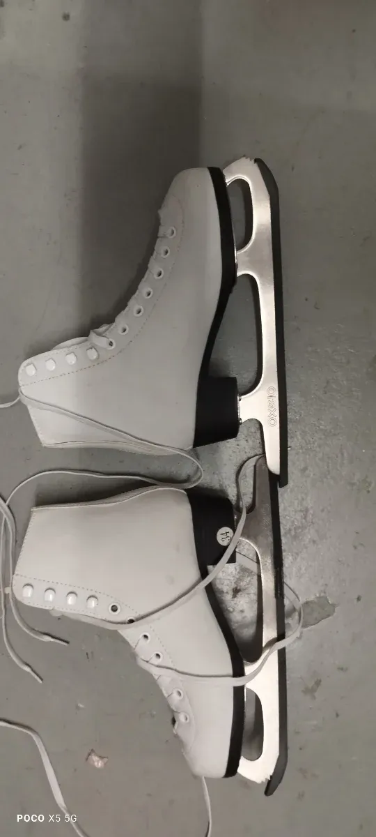 Botas de patinaje sobre hielo blancas