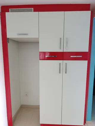 Armario de cocina blanco y rojo