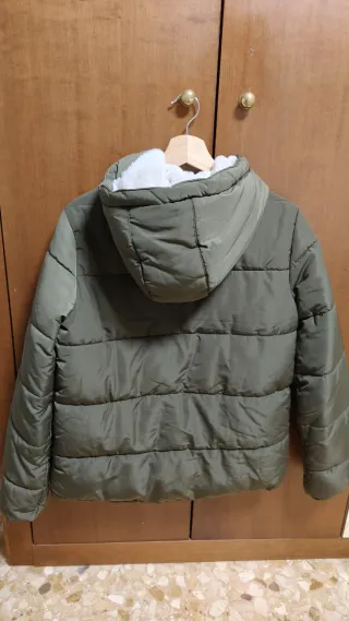Chaqueta acolchada verde con capucha