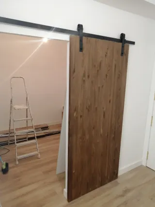 Carpintero montaje de puertas