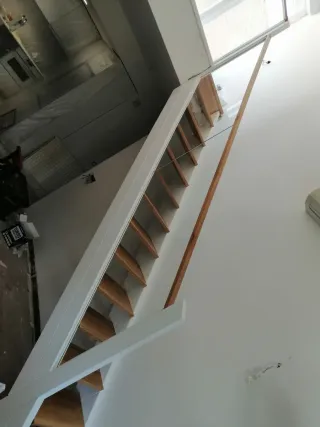 Carpintero montaje de puertas