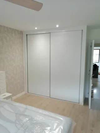 Carpintero montaje de puertas