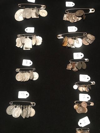 Lote 78 medallas religiosas en 10 grupos
