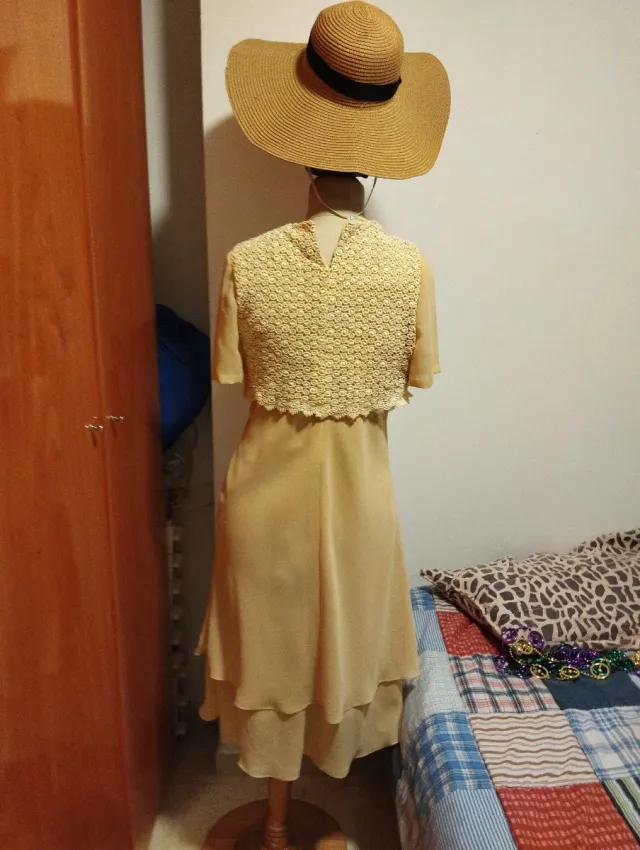 Vestido beige con encaje