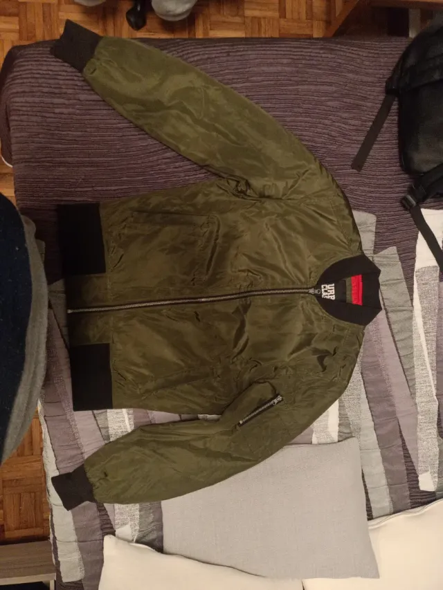 Chaqueta bomber verde y negra