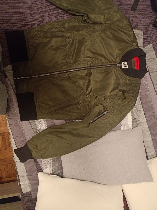 Chaqueta bomber verde y negra