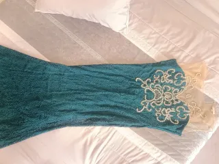 Vestido de fiesta verde con pedrería