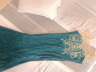 Vestido de fiesta verde con pedrería