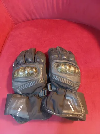 Chaqueta moto negra con detalles grises y regalo.