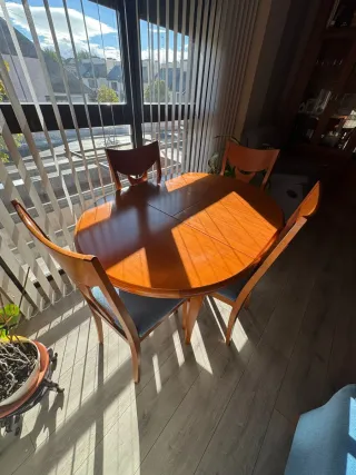 Mesa redonda extensible y 4 sillas madera