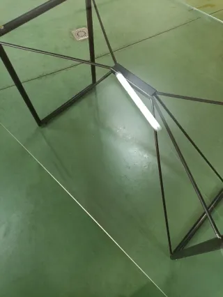 Mesa cristal y metal negra