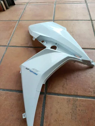 Pasta lateral derecha Sym Jet 14 blanca.