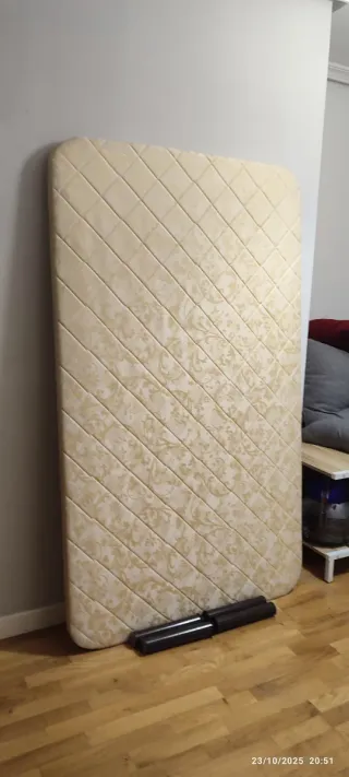 Base tapizada 105cm con patas