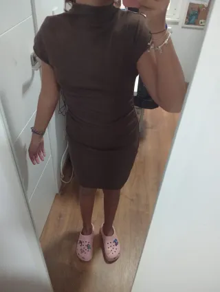 Vestido marrón ajustado