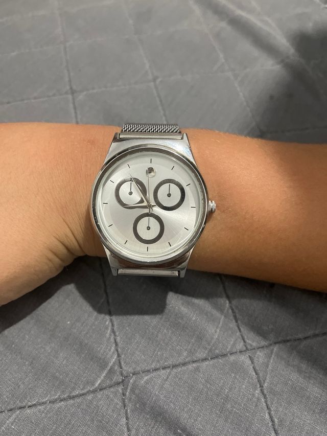 Reloj de pulsera plateado y blanco