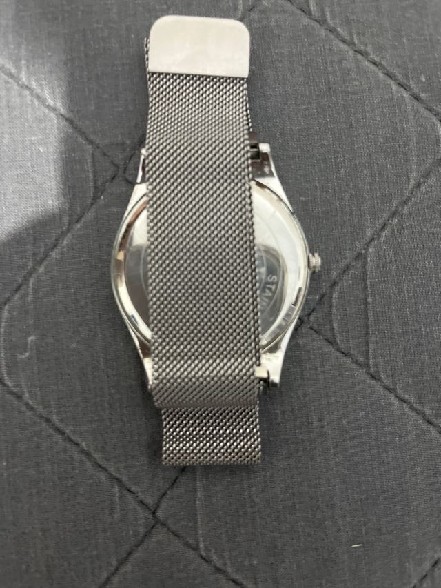 Reloj de pulsera plateado y blanco