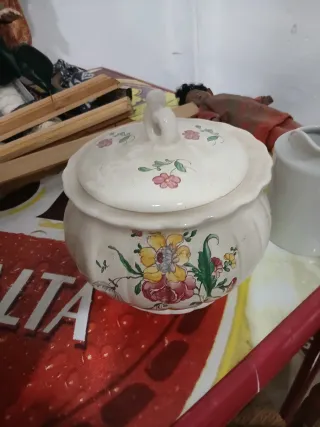 Antica zuccheriera in ceramica con fiori