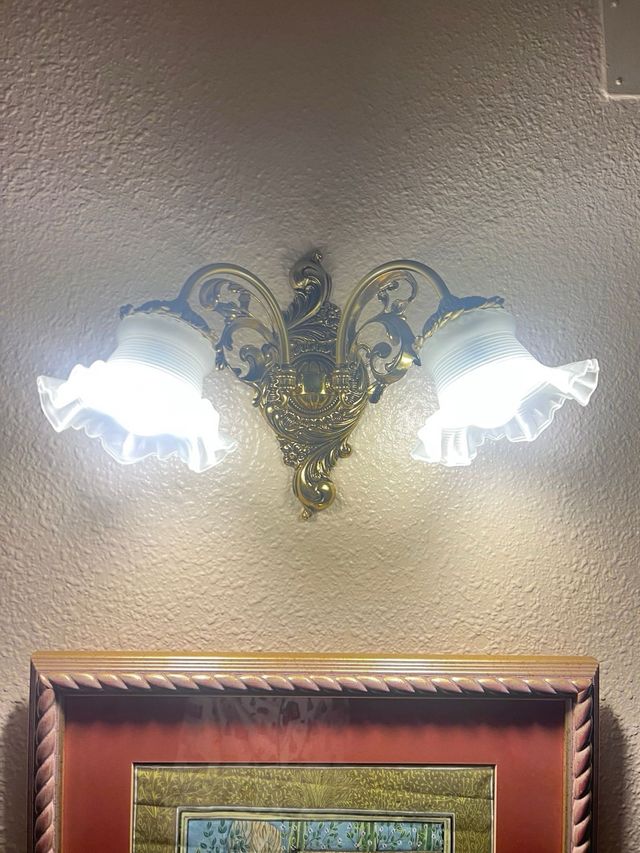 Lámparas de pared dorada y beige