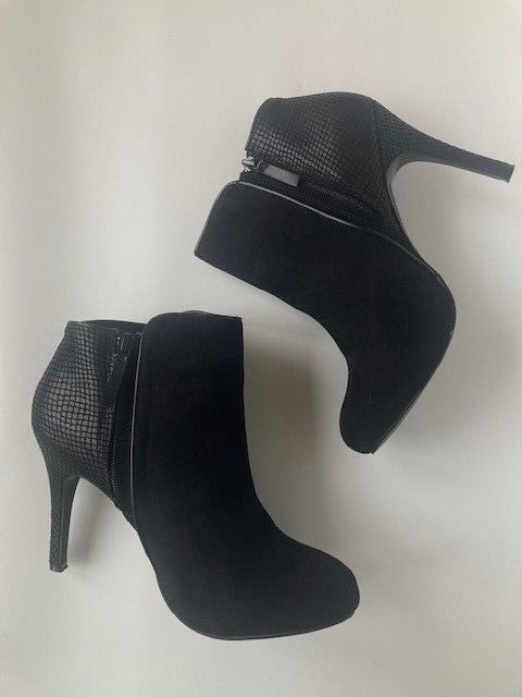 Botines negros tacón Pull&Bear T 40