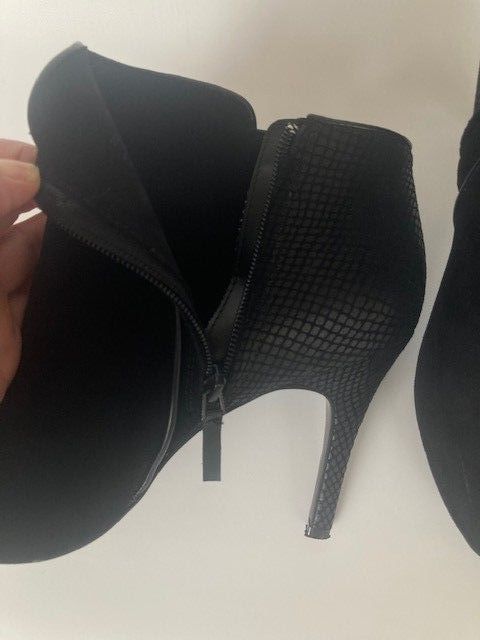 Botines negros tacón Pull&Bear T 40